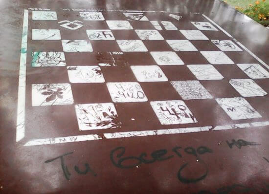 Разрисованный шахматный стол